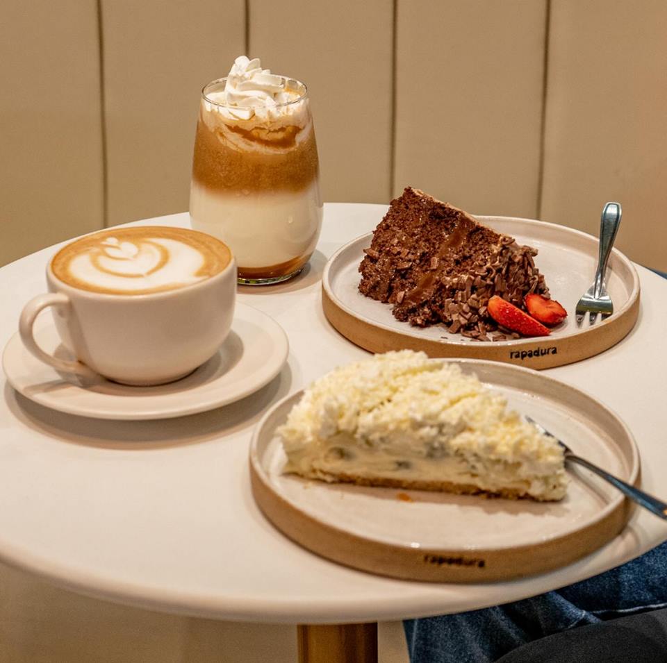 Foto colorida de um mesa de café - Metrópokles