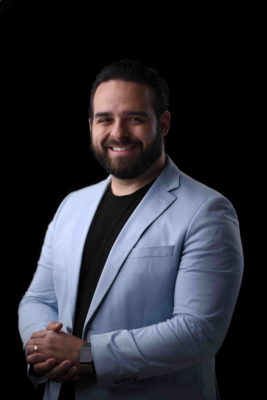 O influencer e empresário Leandro Batista posa de blazer cinza e camisa preta - Metrópoles