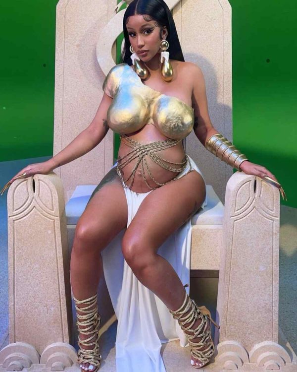 Na imagem com cor, a Cardi B posando para foto - Metrópoles