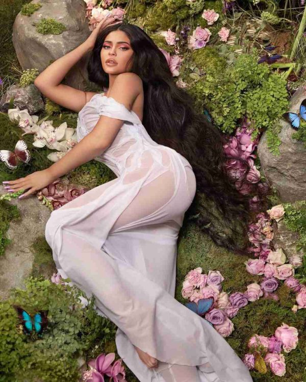 Na imagem com cor, Kylie Jenner posando para foto com look de ilusão de ótica - Metrópoles 
