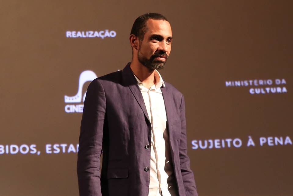 Foto colorida do ator e diretor Silvio Guindane durante a première de Mussum, O Filmis, no Festival do Rio