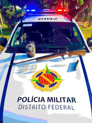 Arma e munições dispostas em capô do carro da PMDF