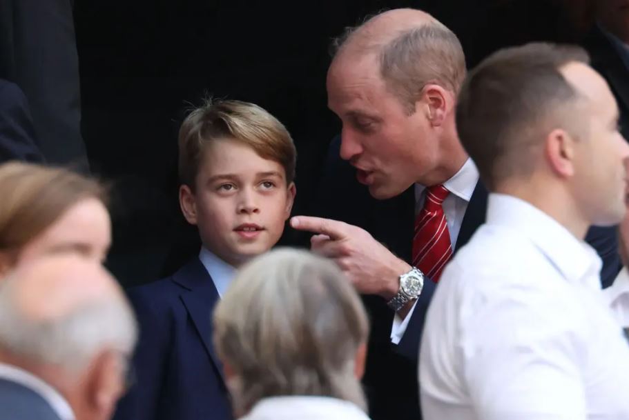 Príncipes George e William assistem a Copa do Mundo de RUgby na França. William parece dar uma bronca no filho mais velho.