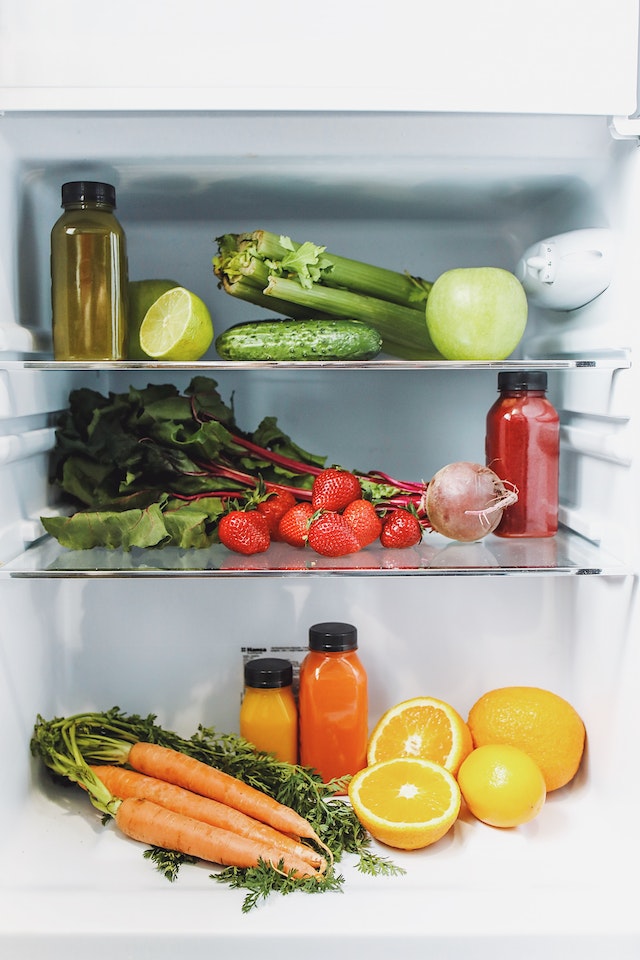 Interior de geladeira com diversas frutas e legumes - Metrópoles