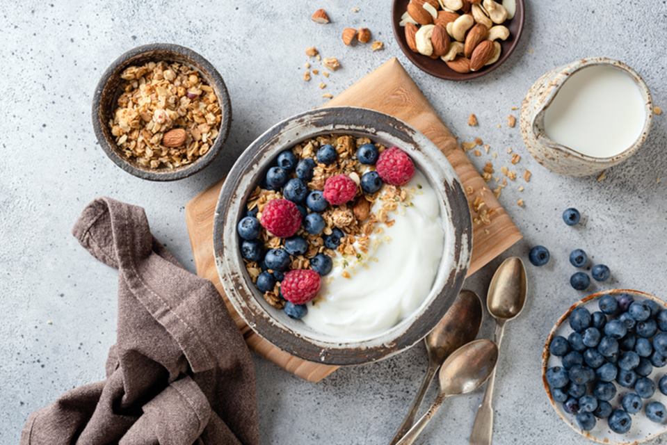 Foto colorida de tigela de iogurte com frutas vermelhas - Metrópoles