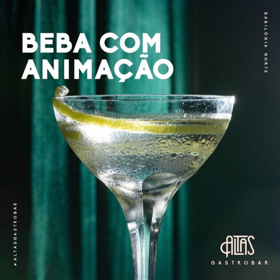 Foto colorida de um drink com limão - Metrópoles