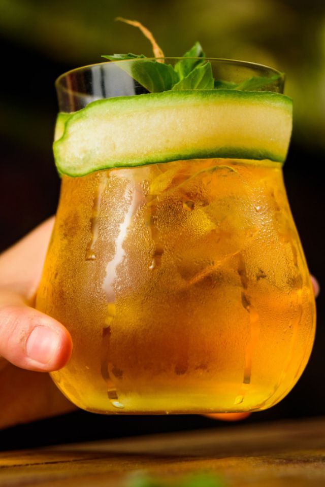 Foto colorida de um drink com pepino - Metrópoles