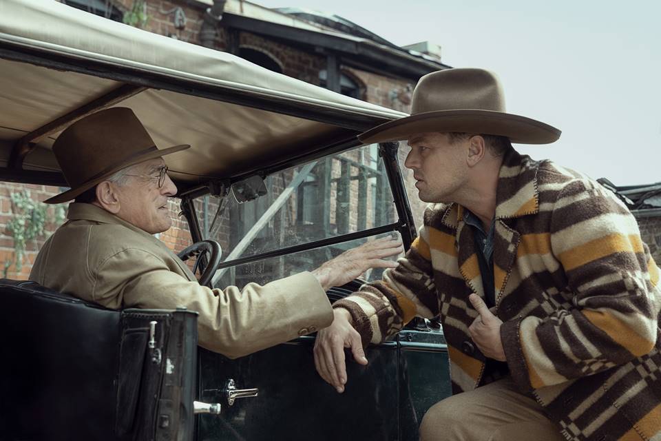 Dois homens de chápeu conversam em um carro - Metrópoles