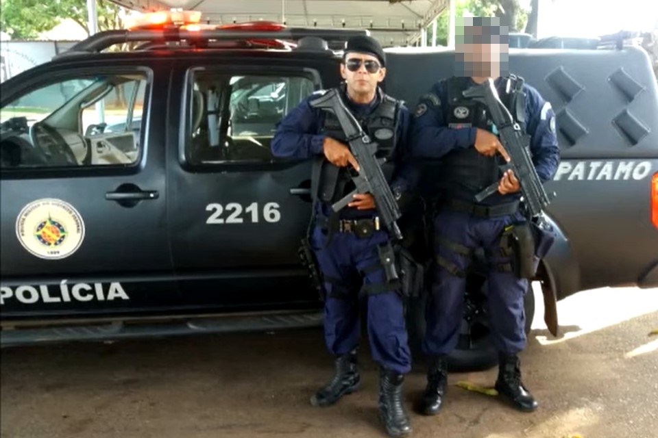 Dois homens armados com uniforme da PMDF