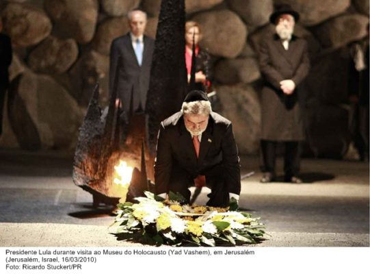 Lula depositando coroa de flores no Museu do Holocausto