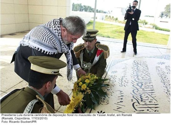 Lula depositando flores no túmulo de Yasser Arafat