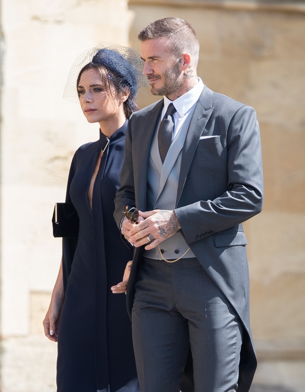 David Beckham e Victoria Beckham em terno e vestido - Metrópoles