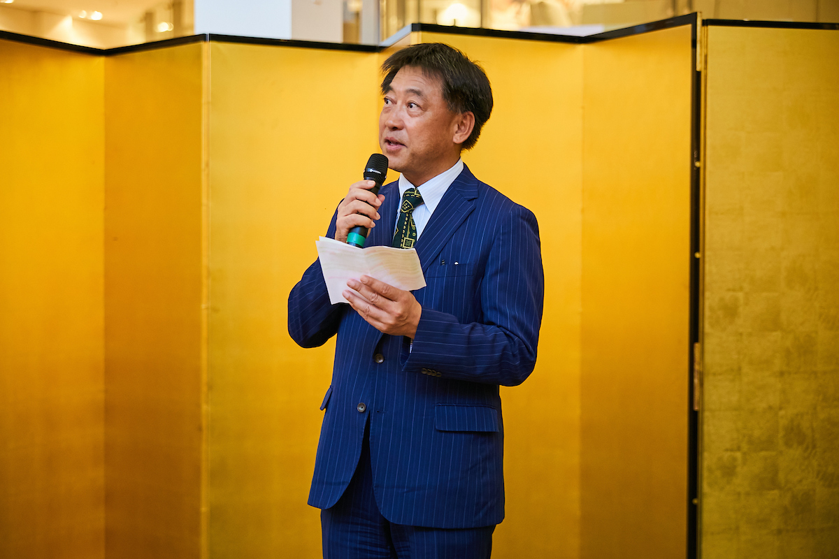 O Ministro da embaixada do Japão Shuichiti Takano