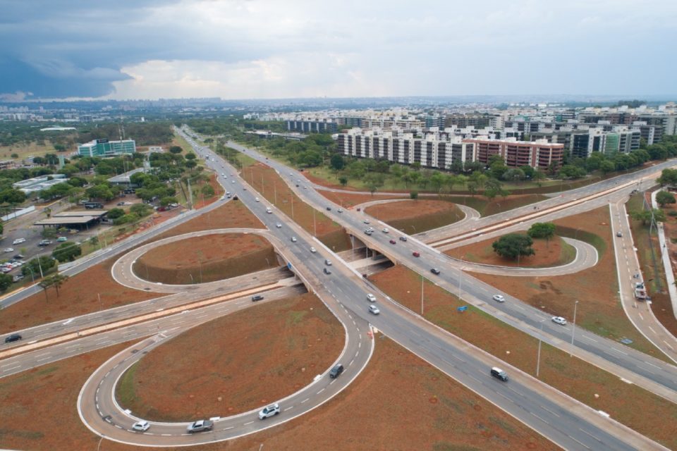 Fotografia colorida mostrando o Viaduto do Sudoeste-Metrópoles