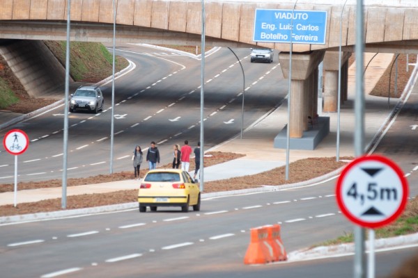 Fotografia colorida mostrando o Viaduto do Sudoeste-Metrópoles