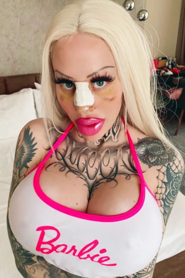 Foto colorida de uma mulher loira com tatuagem - Metrópoles