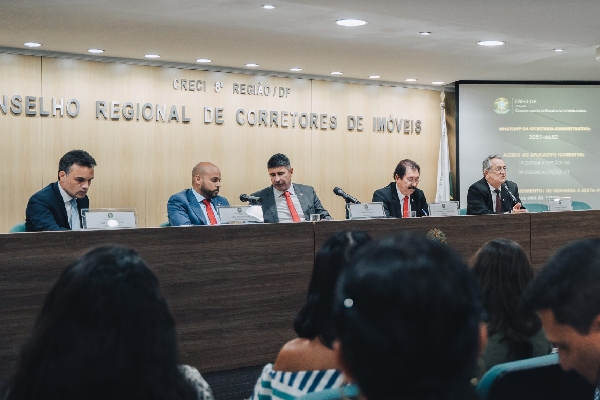 foto colorida de uma bancada com cinco homens sentados de frente para um público de pessoas - Metrópoles 