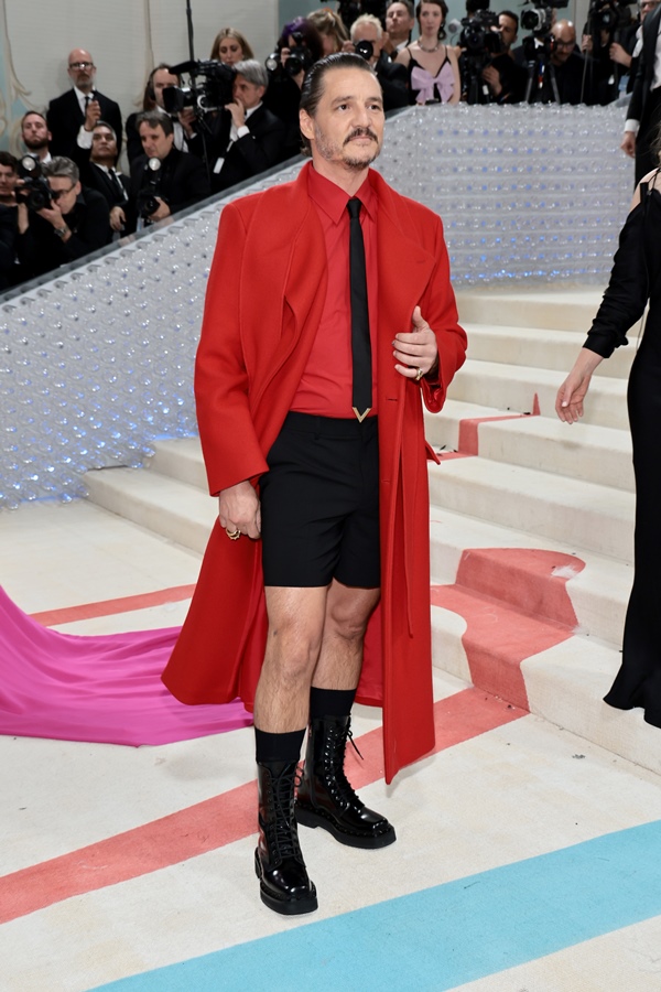 Na imagem com cor, Pedro Pascal no Met Gala - Metrópoles