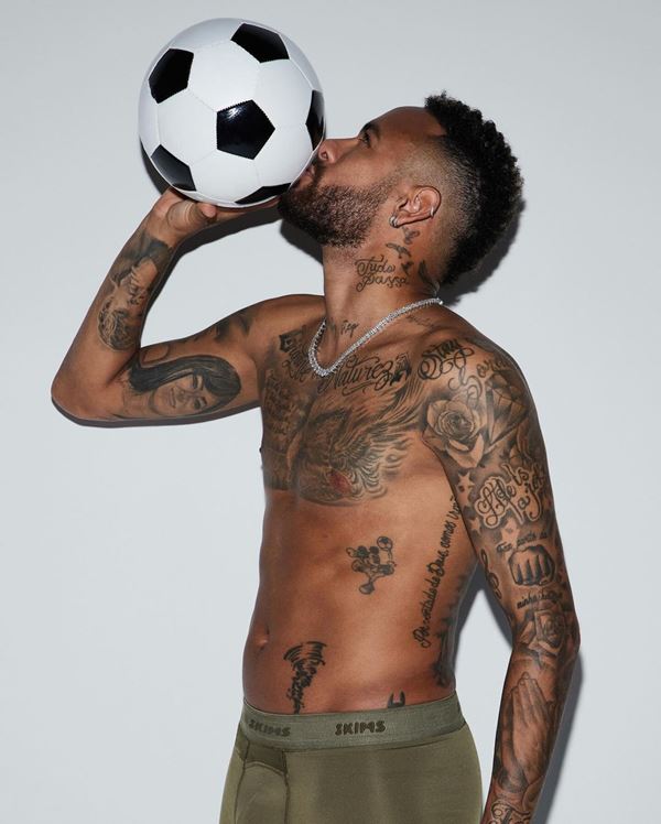 Na imagem com cor, Neymar Jr. é a estrela da campanha da Skims - Metrópoles