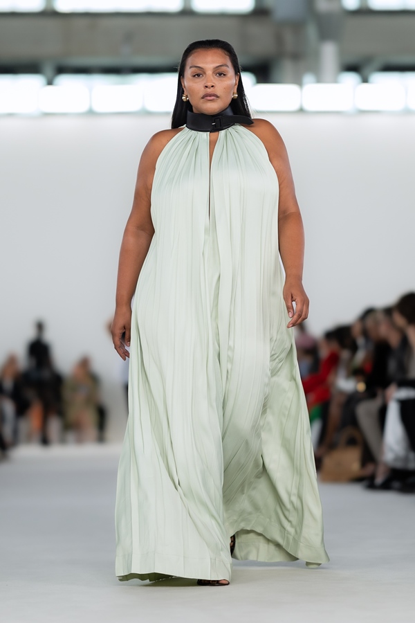 Paloma Elsesser desfila para Ferragamo em Milão - Metrópoles