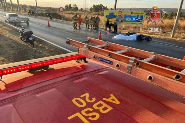 Imagem colorida de um acidente que ocorreu na BR-070. Na foto é possível ver bombeiros e viatura da corporação- Metrópoles