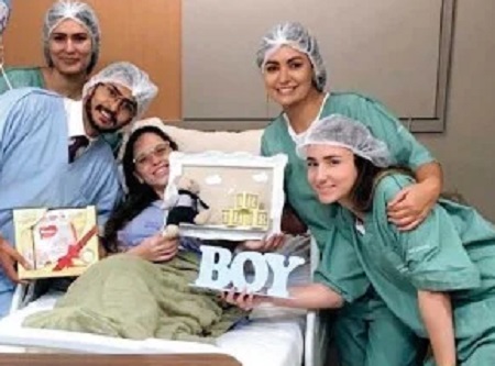 Fotografia colorida mostra Diego Torres Dourado, Magna Cély Dourado Torres e Michelle Bolsonaro com roupas hospitalares em um quarto de hospital - Metrópoles