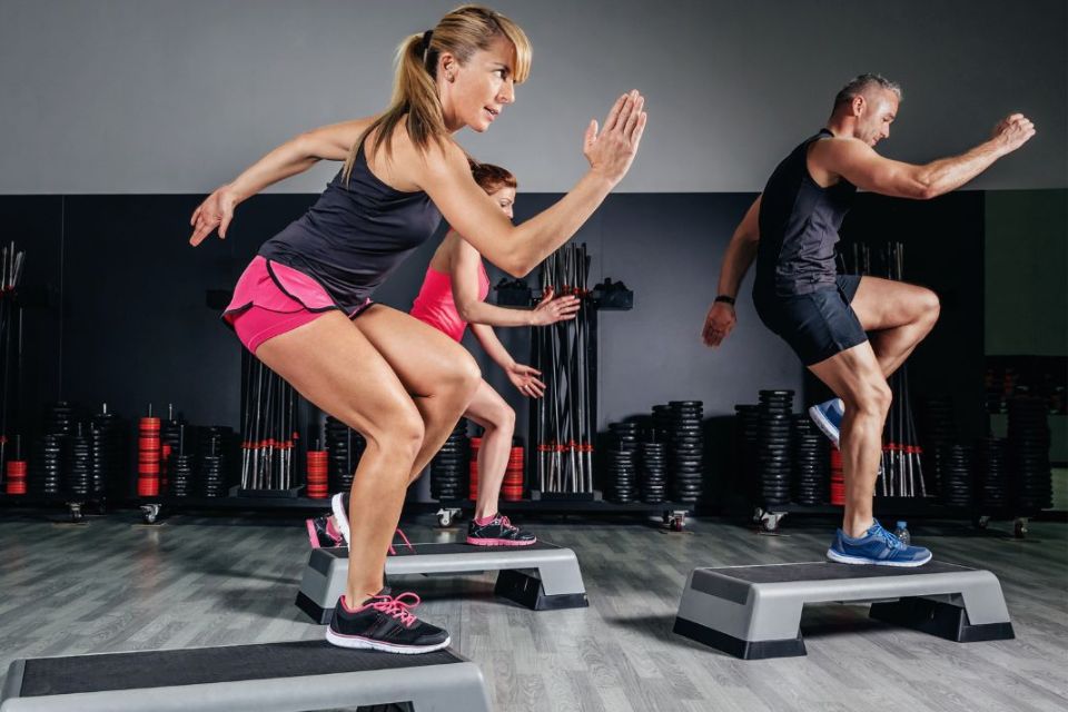 casal fazendo treino aeróbico