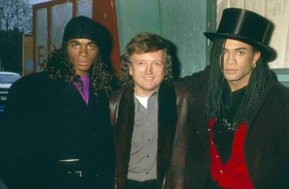 Imagem colorida da A dupla Milli Vanilli e o produtor alemão Frank Farian