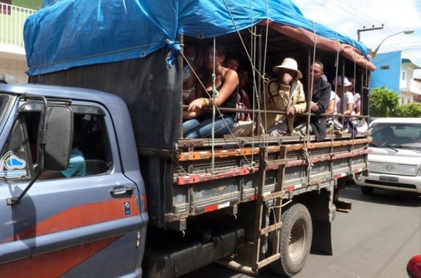 Pessoas em pau de arara