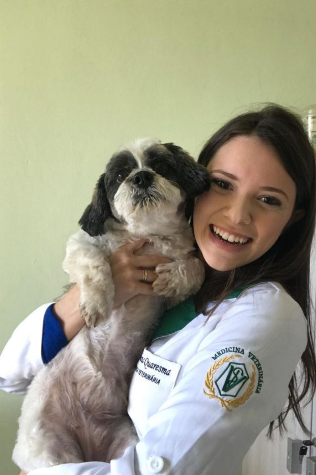 Foto colorida de uma mulher com cachorro - Metrópoles