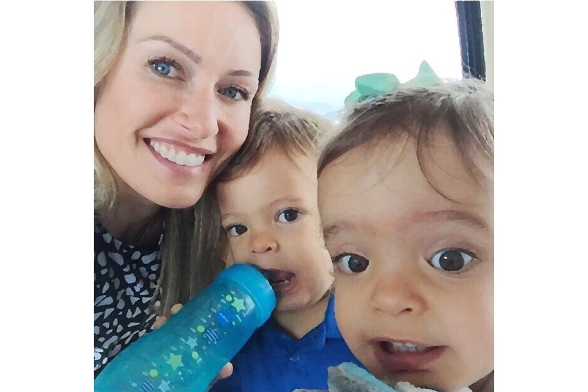 Foto colorida de mulher loira com duas crianças, um menino e uma menina - Metrópoles