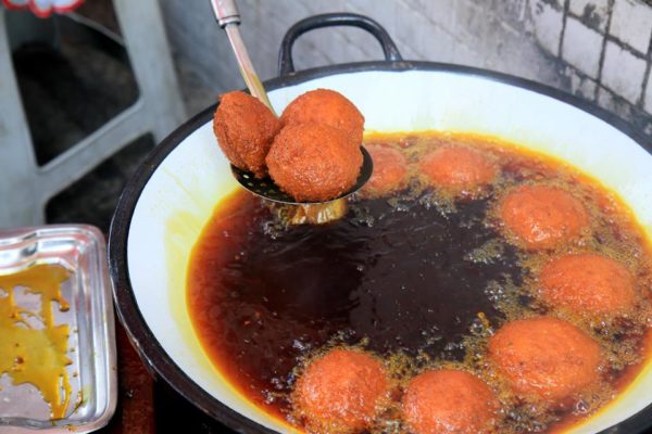 Foto colorida de um bolinho de acarajé - Metrópoles