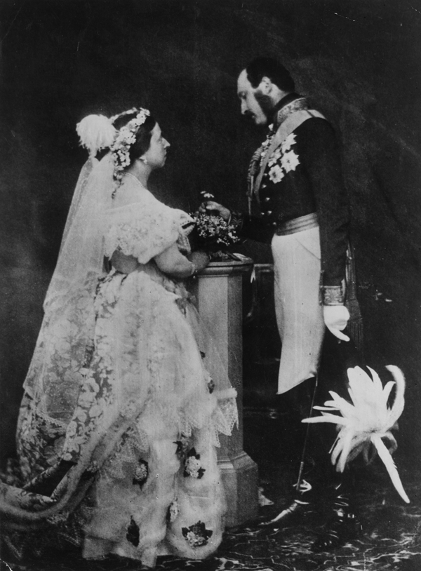 Rainha Vitória e príncipe Albert reencenam cena do casamento - Metrópoles