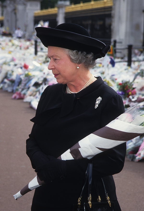 Rainha Elizabeth II usou preto e pérolas no funeral da princesa Diana - Metrópoles