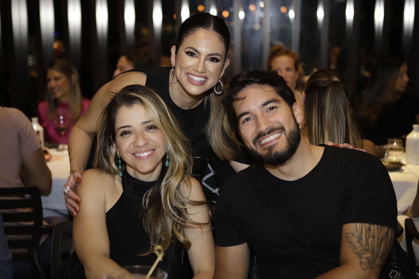 Thaiz Brito entre Roberta Khatib e Felipe Bocayuva