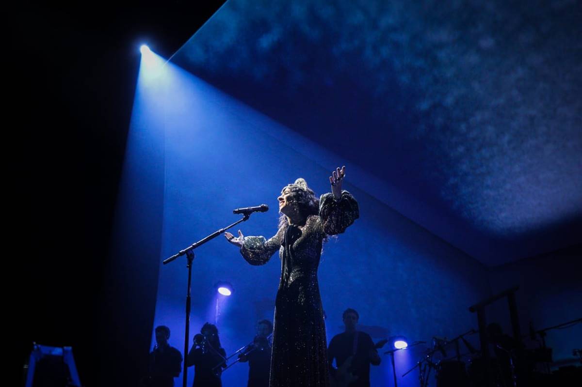 Imagem colorida de Marisa Monte em show em Brasília