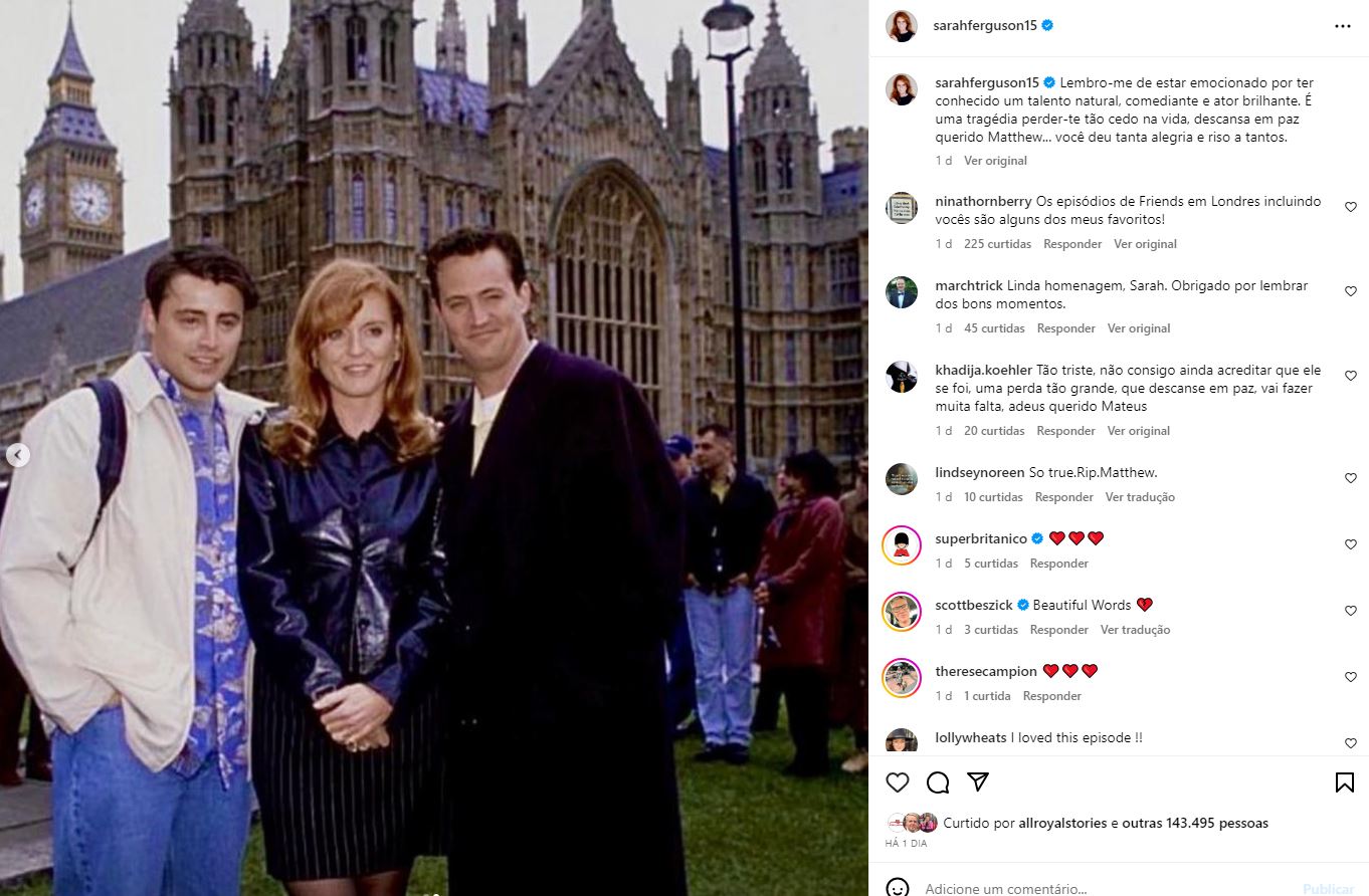 Print de publicação no Instagram mostra uma mulher branca e ruiva entre dois homens brancos. Eles estão posados para foto em frente a uma grande igreja em Londres - Metrópoles