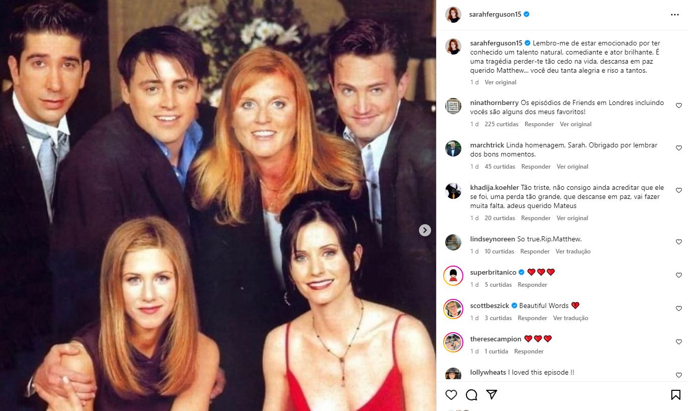 Print de publicação no Instagram mostra uma mulher branca e ruiva entre os integrantes da série Friends - Metrópoles