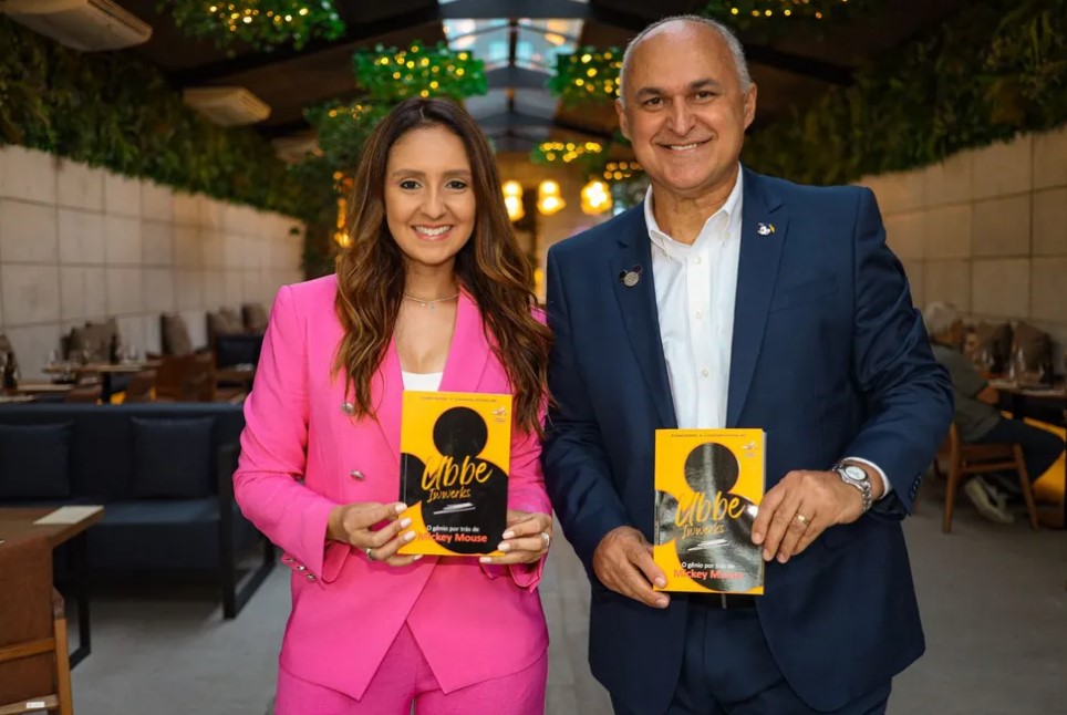 Juliana Oliveira e Claudemir Oliveira durante o lançamento do livro