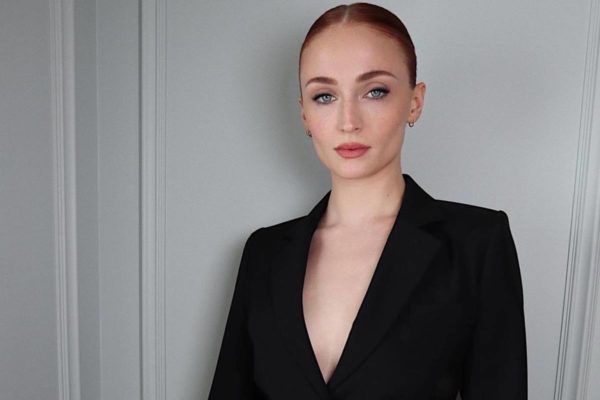 Foto colorida de Sophie Turner com blazer preto - metrópoles