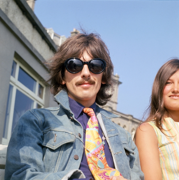 George Harrison no set de Magical Mystery Tour - Metrópoles