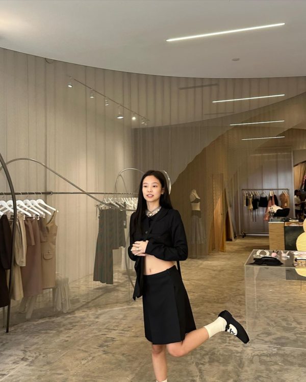 Na imagem com cor, a cantora Jennie posando na loja da Sandy Liang - Metrópoles