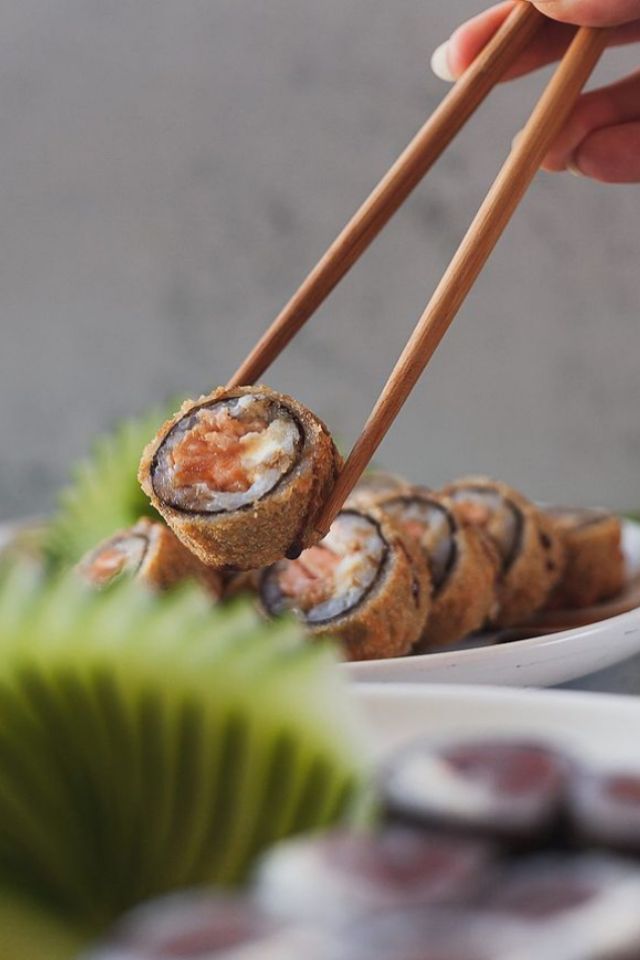 Foto colorida de um sushi - Metrópoles