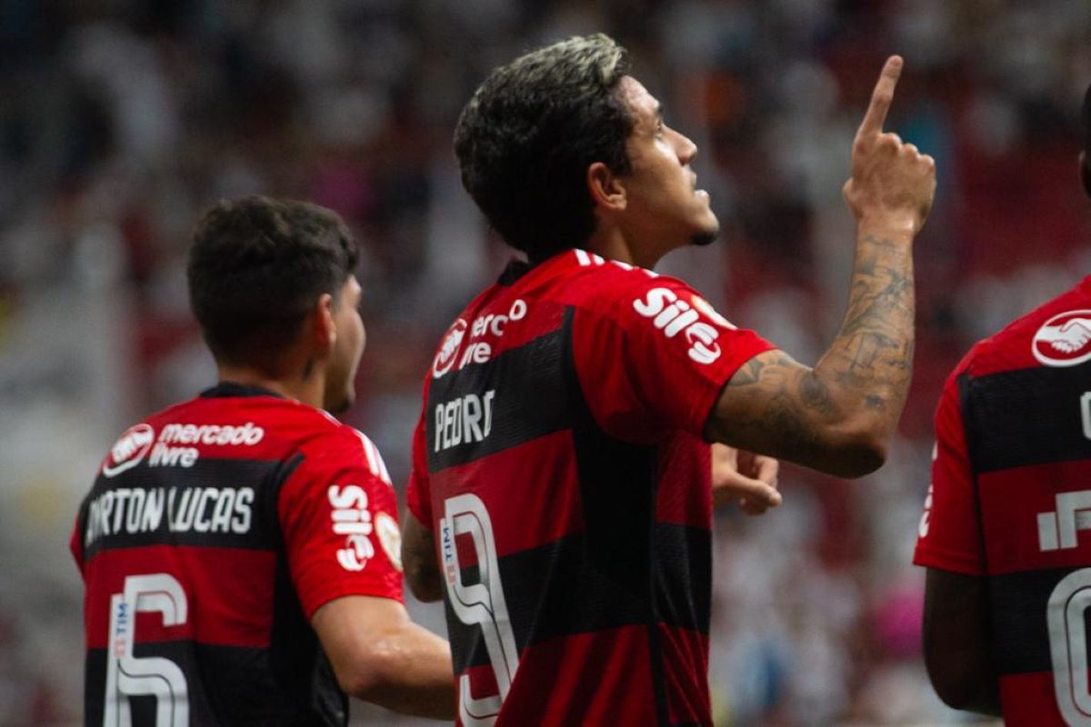 Imagem mostra jogador do Flamengo comemorando gol - Metrópoles