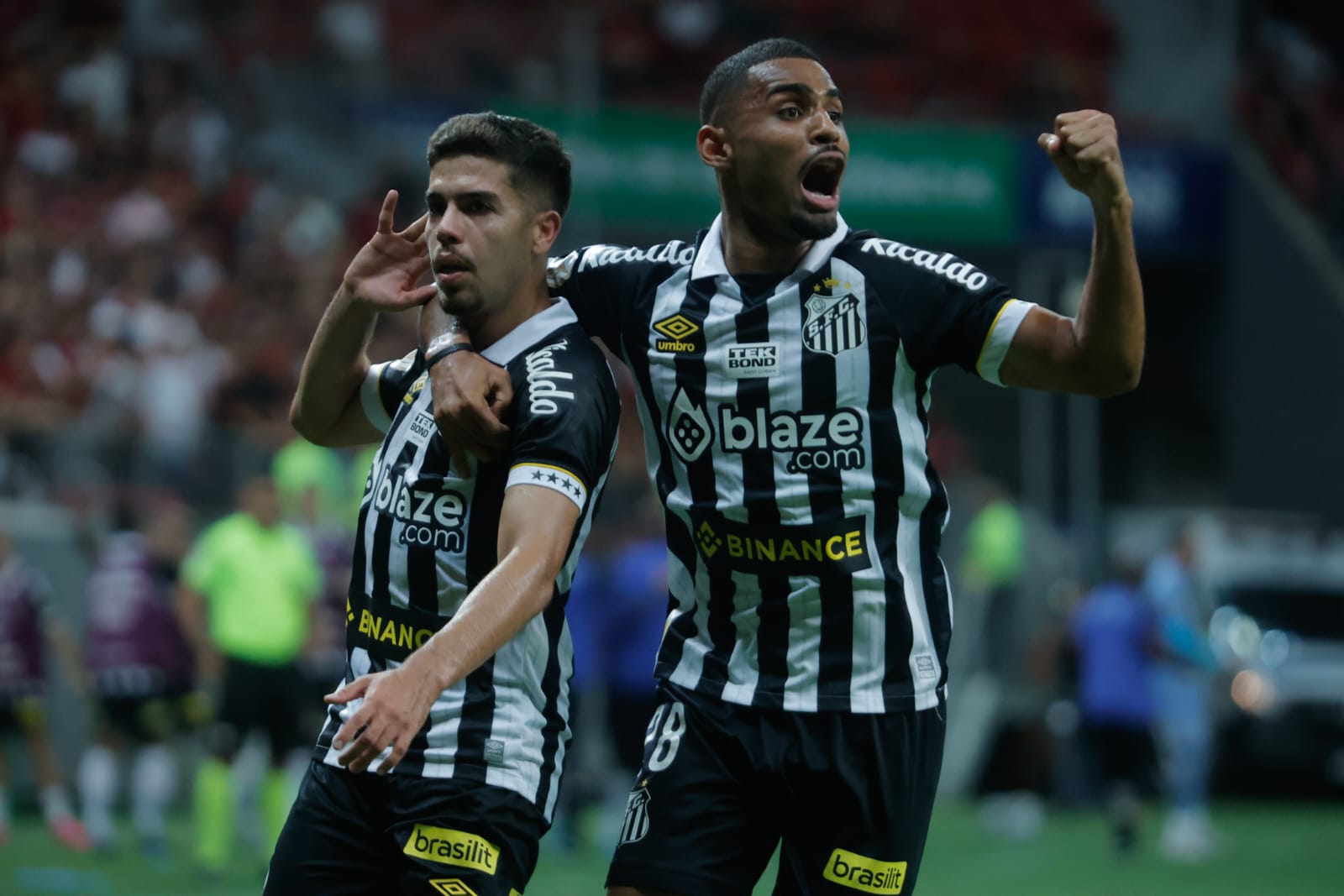 Jogador do Santos comemora gol contra o Flamengo no Mané Garrincha - Metrópoles