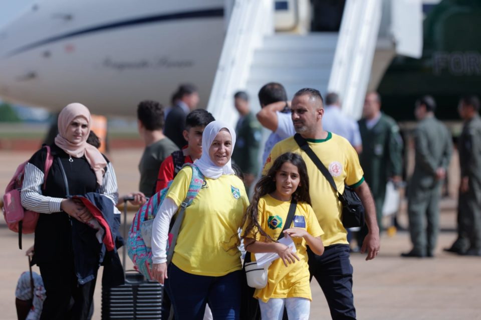 imagem colorida brasileiros repatriados - metrópoles