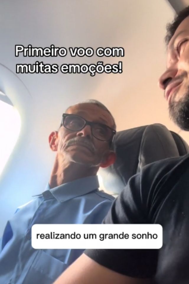 Foto colorida de um idoso no avião - Metrópoles