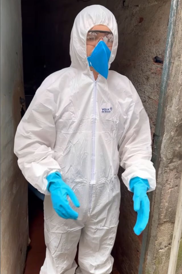 Foto colorida de um homem com roupa de proteção - Metrópoles