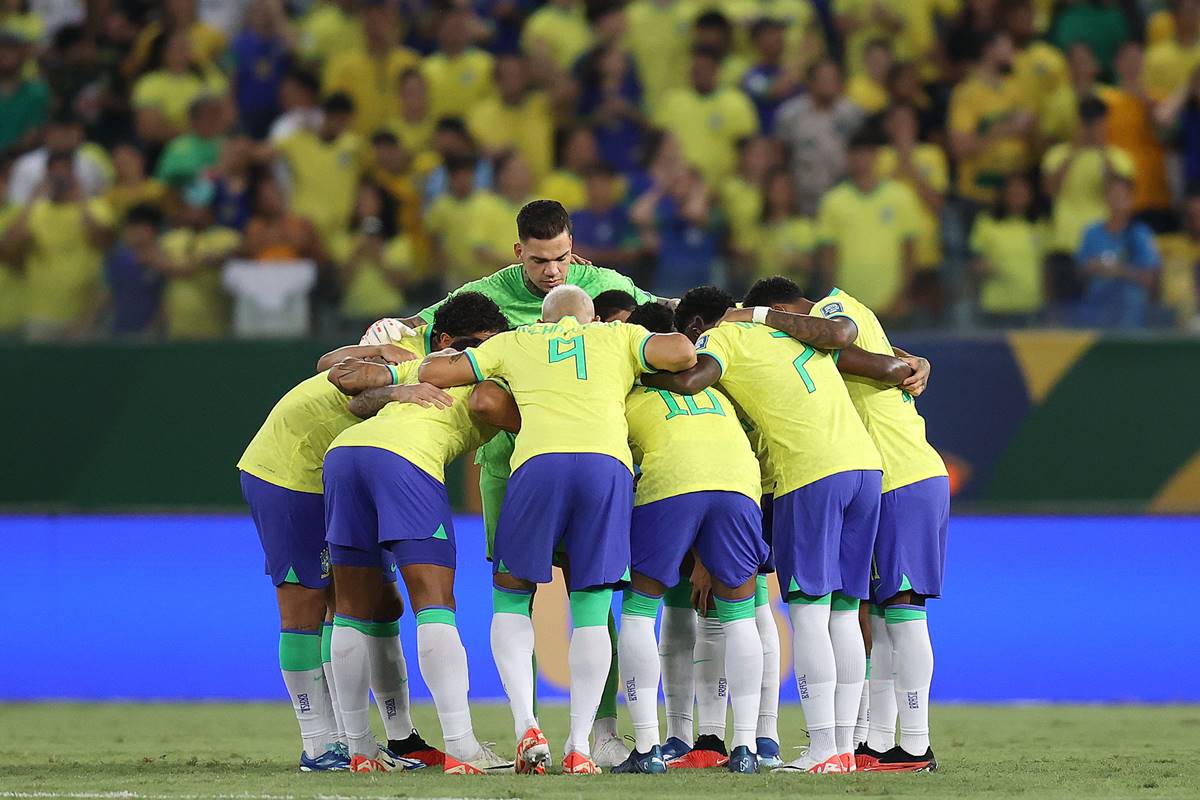 Imagem colorida dos jogadores brasileiros abraçados- Metrópoles