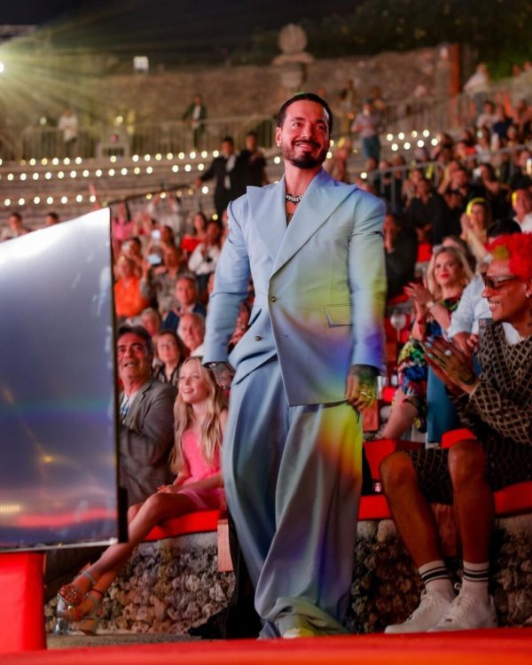 NA imagem com cor, o cantor J. BAlvin no Latin American Fashion Awards - Metrópoles